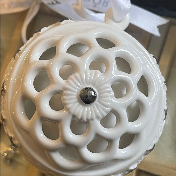 Pandora’s 2011 Collectors Christmas Ornament - Picture 4 of 4